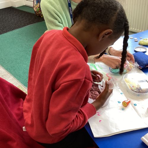 We have had a super week exploring the den, swinging at Forest School, mark making in kinetic sand and chia seeds mixed with water, painting and enjoying our story book 'Jack and the Beanstalk'.